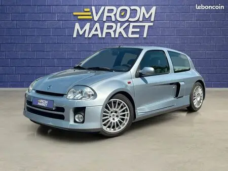 2002 — Renault Clio V6 3.0 2WD — 75,000 km