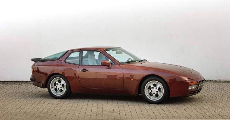 1985 — Porsche 944 Turbo Coupé 1985 — 111,885 km