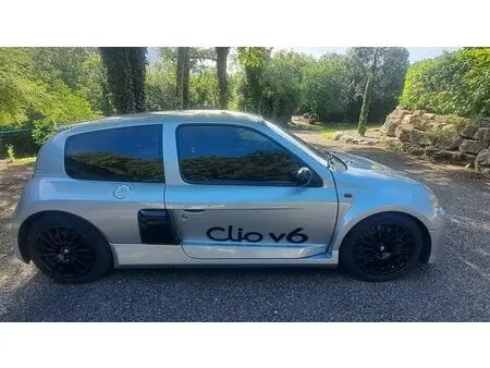 2003 — Renault Clio V6 3.0 2WD — 48,500 km